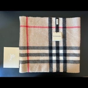 Burberry Giant Check Over the head Cashmere Scarf